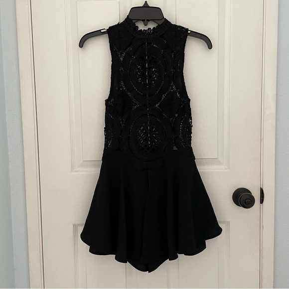 NWT Forever 21 Black Lace Crochet Sleeveless Romper Playsuit  Jumpsuit Size XS - Picture 2 of 7